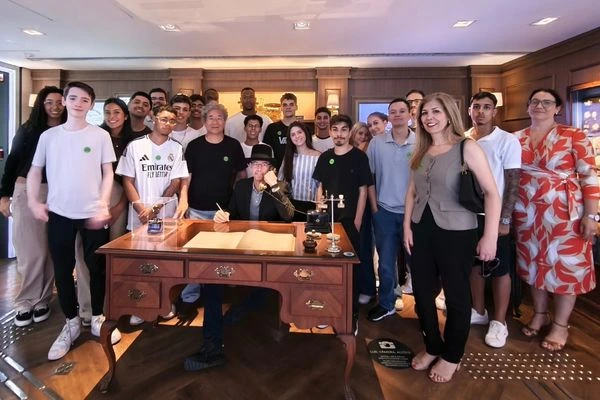 alunos no museu da B3 - 3.webp